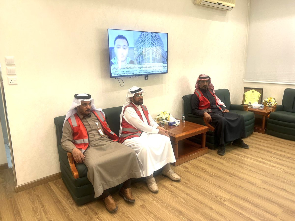 بحضور عضو مجلس الإدارة الأستاذ : عواد بن محمد المعارك #غرفة_القريات ممثلة بسعادة الأمين العام الأستاذ : فهد بن أحمد القبساني توقع اتفاقية تعاون مع فريق سدر وزيتون القريات التطوعي يمثلهم رئيس الفريق الأستاذ : سطام الملحم .