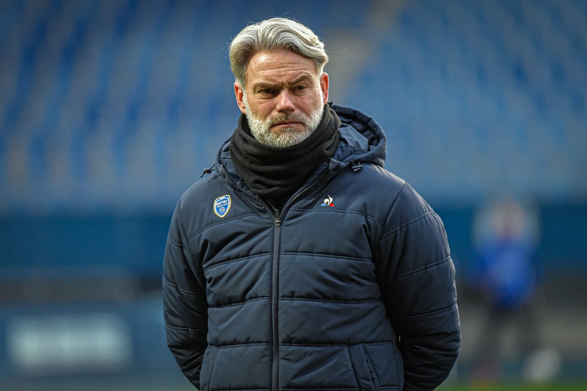 estac_officiel's tweet photo. ⚠️ 𝗣𝗮𝘁𝗿𝗶𝗰𝗸 𝗞𝗶𝘀𝗻𝗼𝗿𝗯𝗼, souffrant, ne pourra pas assurer sa place sur le banc aujourd’hui, à Lorient. C’est son adjoint, 𝗣𝗲𝘁𝗲𝗿 𝗩𝗮𝗻 𝗗𝗲𝗿 𝗩𝗲𝗲𝗻 qui le remplace pour l’occasion. Bon rétablissement coach ! 💪

#TeamESTAC 🔵⚪️ https://t.co/OuDYaoKc80