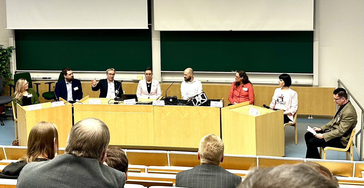 Fysiikan laitoksen perjantaisen alumnipäivän paneelin osallistujien työurat olivat hyvin monipuoliset. Fyysikon koulutus antaa hyvät valmiudet toimia erilaisissa tehtävissä mutta osaamista täydennetään myös työn mukaan. Paljon hyviä keskusteluita ja kehittämisideoita! #JYUnique