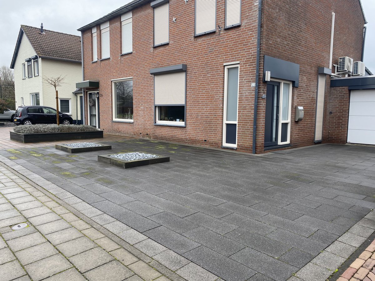 RoelfPauw's tweet photo. Limburg, prachtige provincie. Vooral de tuinarchitectuur is oogstrelend. https://t.co/uxfX15R4mv