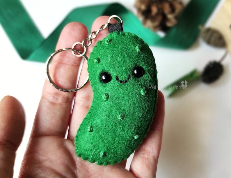 Pickle keychain made by with felt sheets 🥒 
etsy.com/it/listing/130…

#WelshCraftHour #PicklesCollection #SmallBusiness