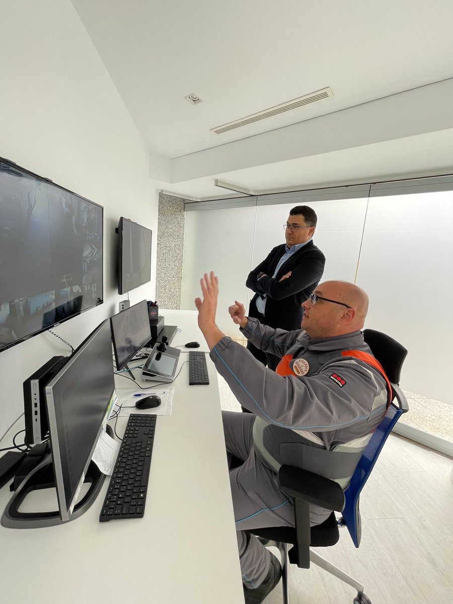 La Estación de Santa Catalina alberga ya el Centro de Monitorización de Seguridad de #TGC, desde donde se centraliza y coordina todos los efectivos y dispositivos de vigilancia y seguridad en todas las estaciones de guaguas de Gran Canaria.

(1/2)