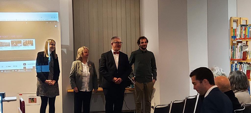 Thanks to Stiofán Ó Foghlú, @winter_acomite and the city library in Griesheim for a fascinating talk on the history of the Irish language on Friday evening, as part of the #seachtainnagaeilge celebrations on Frankfurt ☘️🇮🇪 #Gaeilge #SnaG23