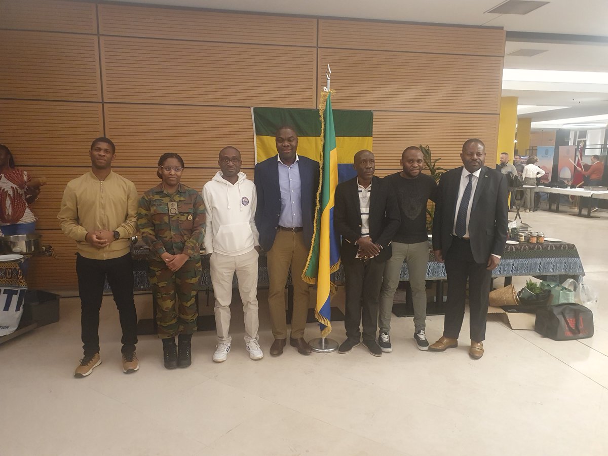 Merci à <a href="/KMS_ERM_RMA/">KMS_ERM_RMA</a> pour l'organisation de la soirée internationale. Bravo aux militaires du #Gabon pour la tenue d'un stand #découverte avec un accent sur la création de confitures artisanales à base de fruits tropicaux par Jessica Allogo Medza <a href="/Petitpotogooue/">Petits Pots Ogooue</a> <a href="/AmbGabonBenelux/">Ambassade du Gabon au BENELUX</a>