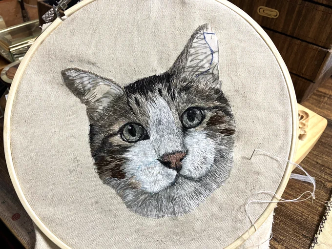 マッマが本日73歳のお誕生日なのでマッマの刺繍見てあげて!!1枚目:去年の11月に完成した猫①の刺繍2枚目:製作中の猫①の刺繍3枚目:実物の猫①すごい速度で上達してるしこれからの伸びしろの可能性も見えててえらいので褒めてあげて!!!お誕生日おめでと!!!!! 