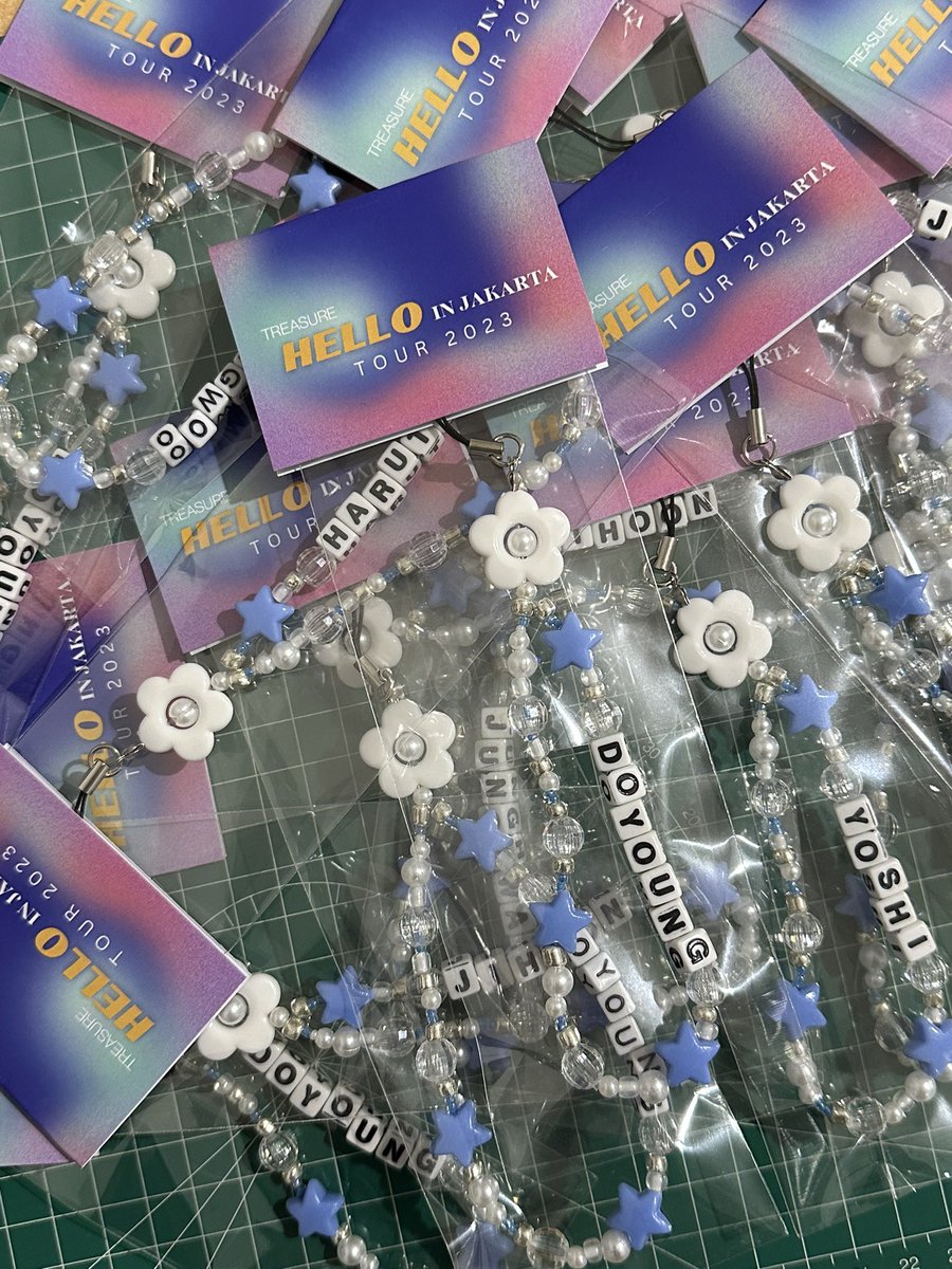 hygggee's tweet photo. (RT &amp; likes are appreciated!! 🫶🏻) 

💎FREEBIES FOR TREASURE HELLO TOUR IN JAKARTA💎

by @hygggee &amp; @hi_bbymochi

🗓️ 18th March 2023 (day 1)
📍ICE BSD, Tangerang
🔎 Spot &amp; time TBA

See you at venue Teume!!🫶🏻 https://t.co/AzvfPWS9DG