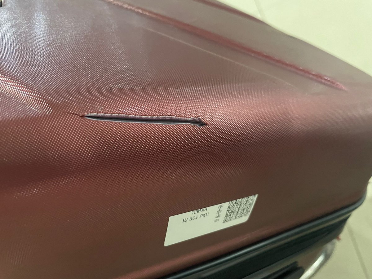 Jimi_Player's tweet photo. Tim Ground Handling yg sangat SUPER! dari @SuperAirJet sampe baret2 lecet parah.. keren banget @SuperAirJet , apa pertanggungjawabanmu?

@SuperAirJet @lionairgroup #sucks 🤦‍♂️🤦‍♂️🤦‍♂️🤦‍♂️🤦‍♂️ https://t.co/1v5F6JKWTJ