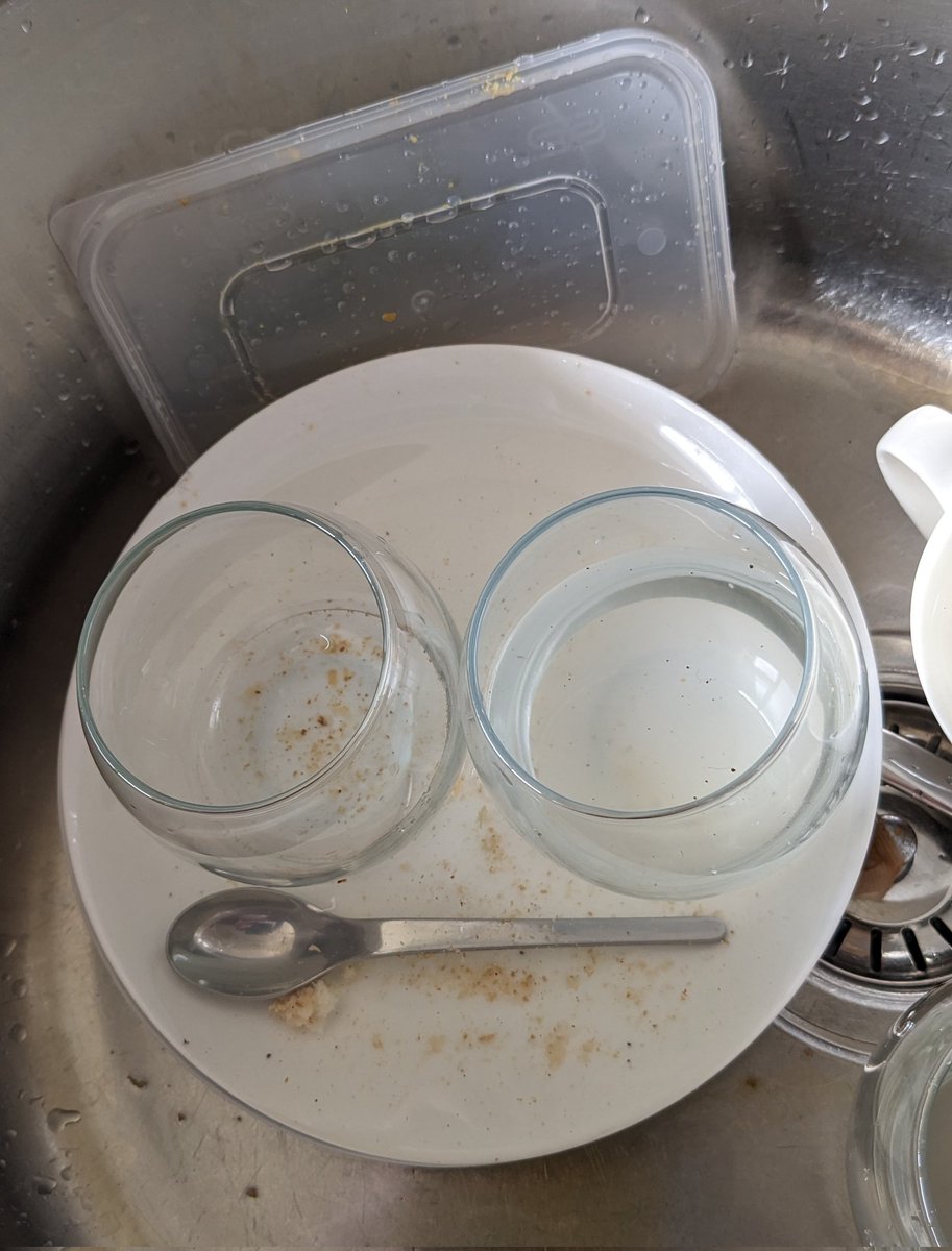 surpriseddh's tweet photo. Time to wash my #face. 

#pareidolia #iseefaces #iseefaceseverywhere #thingsthatlooklikefaces #facesinobjects https://t.co/Ft3uBNr0Xn