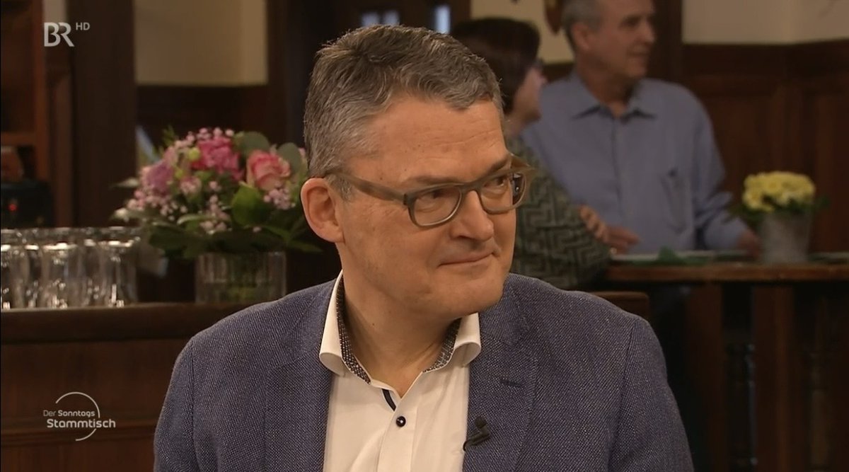 CDU-Außenpolitiker Kiesewetter <a href="/RKiesewetter/">Roderich Kiesewetter🇪🇺🇩🇪🇮🇱🇺🇦</a> kritisierte am #Sonntagsstammtisch das langsame Handeln der Regierung zu Beginn des Angriffskrieges: „Es gab keine konkreten Aufträge und Finanzzusagen der Regierung an die Rüstungsindustrie. Das Kanzleramt hat es nicht gewollt.“