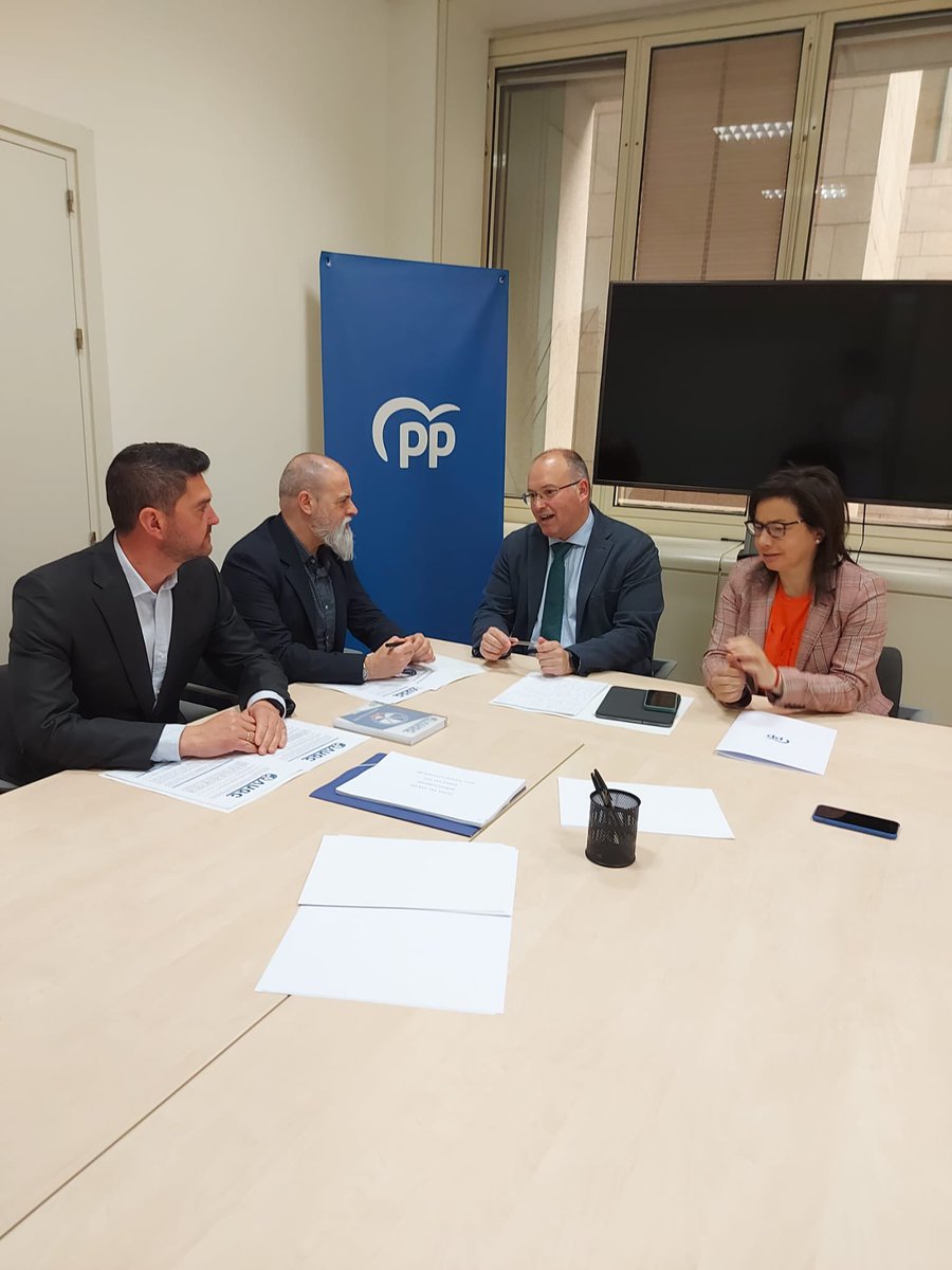 AUGC Guardia Civil 🇪🇸 (@augc_comunica) on Twitter photo 🔵Esta semana miembros de la directiva nacional AUGC se reunieron con <a href="/Mtelladof/">Miguel Tellado</a> <a href="/anadebande/">Ana Vázquez Blanco</a> de <a href="/ppopular/">Partido Popular</a> donde se trabajaron cuestiones importantes para los guardias civiles como Jubilación, Modelo Policial, Jornada Laboral, Copago, CPM, Equiparación Salarial, Reclasificación B. 🔵Esta semana miembros de la directiva nacional AUGC se reunieron con <a href="/Mtelladof/">Miguel Tellado</a> <a href="/anadebande/">Ana Vázquez Blanco</a> de <a href="/ppopular/">Partido Popular</a> donde se trabajaron cuestiones importantes para los guardias civiles como Jubilación, Modelo Policial, Jornada Laboral, Copago, CPM, Equiparación Salarial, Reclasificación B.
