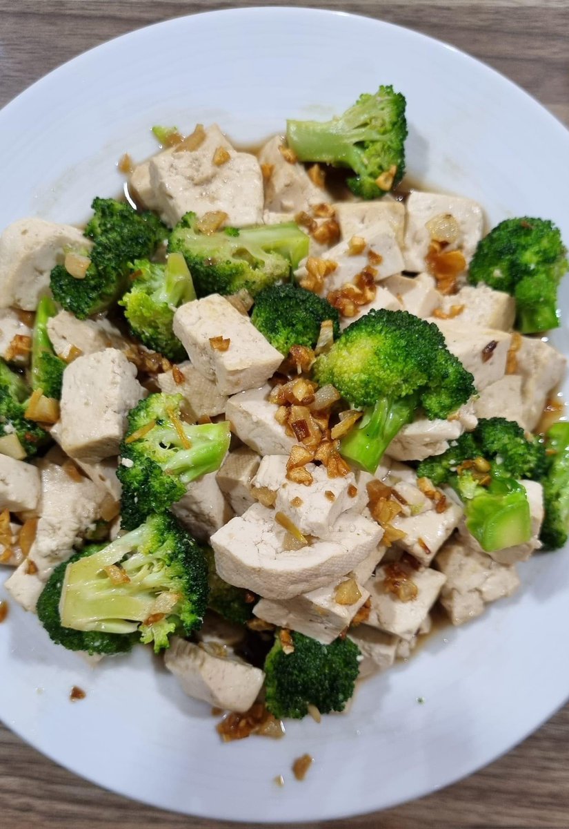 Chief_PJ's tweet image. Broccoli is a great source of vitamin C, K, potassium and dietary fiber. Tofu is an excellent source of Iron and protein. Let&apos;s eat LC🥄
#SpecialRequest