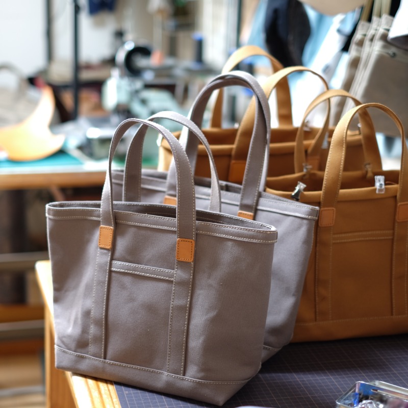 affetto_2013's tweet photo. オーダートート作成中
持ち手を長くしたもの、短くしたもの
ホックを追加したもの。
自分好みにカスタマイズできます。

#トートバッグ