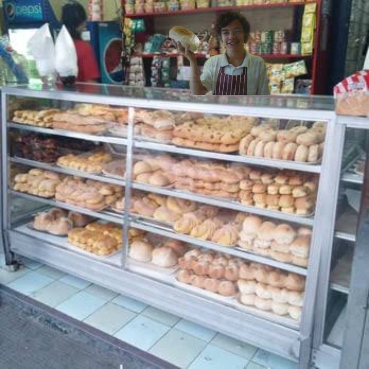 latedevil's tweet image. nakarating na pala si harry nag part time muna sa bakery sa may kanto
