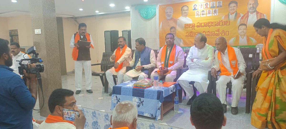 MenonArvindBJP's tweet photo. рдЖрдЬ рддреЗрд▓рдВрдЧрд╛рдирд╛ рдХреЗ рдХреЛрдорд╛рд░рд╛рдо рднреАрдо рдЖрд╕рд┐рдлрд╛рдмрд╛рдж рдЬрд┐рд▓реЗ рдореЗрдВ рд▓реЛрдХрд╕рднрд╛ рдкреНрд░рд╡рд╛рд╕ рдпреЛрдЬрдирд╛ рдХреА рдмреИрдардХ рдореЗрдВ рд░рд╣рдирд╛ рд╣реБрдЖредрдмреИрдардХ рдореЗрдВ рдЬрд┐рд▓реЗ рдХреЗ рд╕рднреА рдкрджрд╛рдзрд┐рдХрд╛рд░реАрдЧрдг рдЙрдкрд╕реНрдерд┐рдд рд░рд╣реЗред
#LSPY https://t.co/AepiuqqNHc