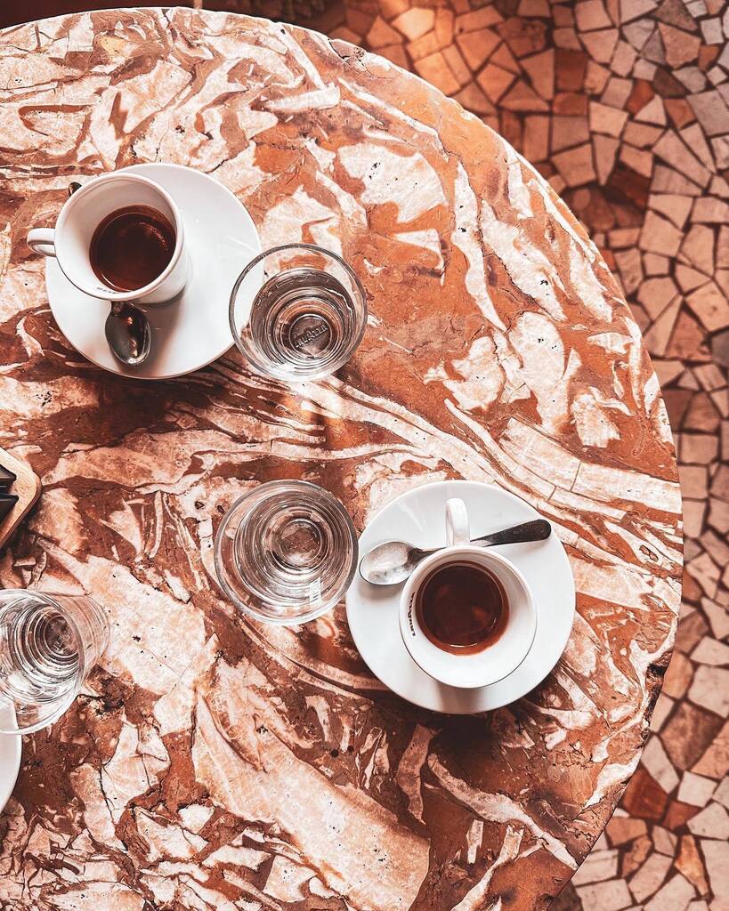 Il secondo caffè della domenica è da @caffe_elena_torino.

Aperto nel 1889 nell’Ottocentesco palazzo progettato dall’architetto Giuseppe Frizzi, il locale fa parte dell’@asslocalistoriciditalia.
Qui - tra i tavoli dal piano in breccia rossa, le boiseries e gli specchi - Gius…