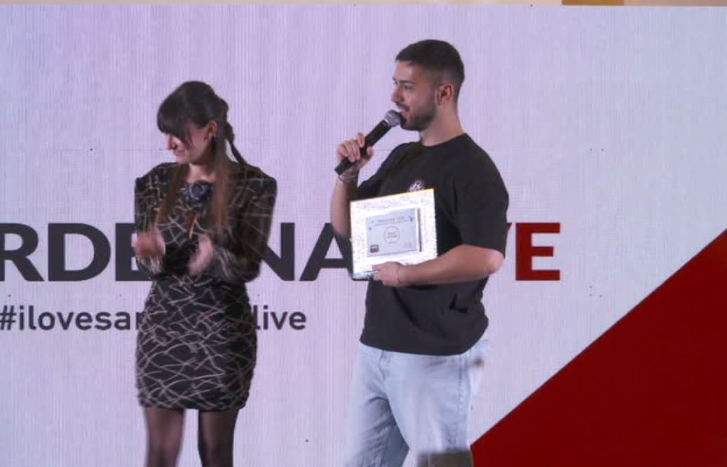 Dany Cabras "Sardo dell'anno 2022". La star del web premiata a Cagliari racconta il segreto dei suoi video virali
<a href="/TgrRai/">Tgr Rai</a> #danycabras
#IoSeguoTgr
rainews.it/tgr/sardegna/v…