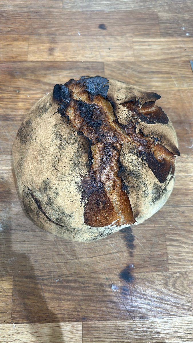 IIsotalo's tweet photo. Vaikeinta leivän leipomisessa on odottaa sen jäähtymistä että pääsee maistamaan. https://t.co/1fNDMTYWit