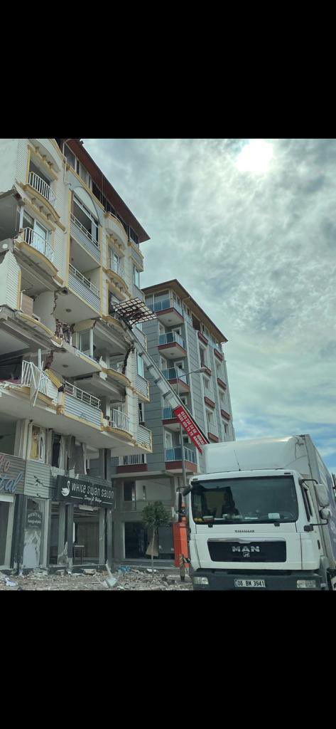 drhasanakgun's tweet image. Burası Hatay!

Pes… Sizde hiç vicdan yok mu? Normal zamanda günlük kirası 3-4 bin lira olan bu vincin, depremi ganimet görüp kirasının on kattan fazla istenmesini hiçbir inanç ve vicdan kabul etmez...