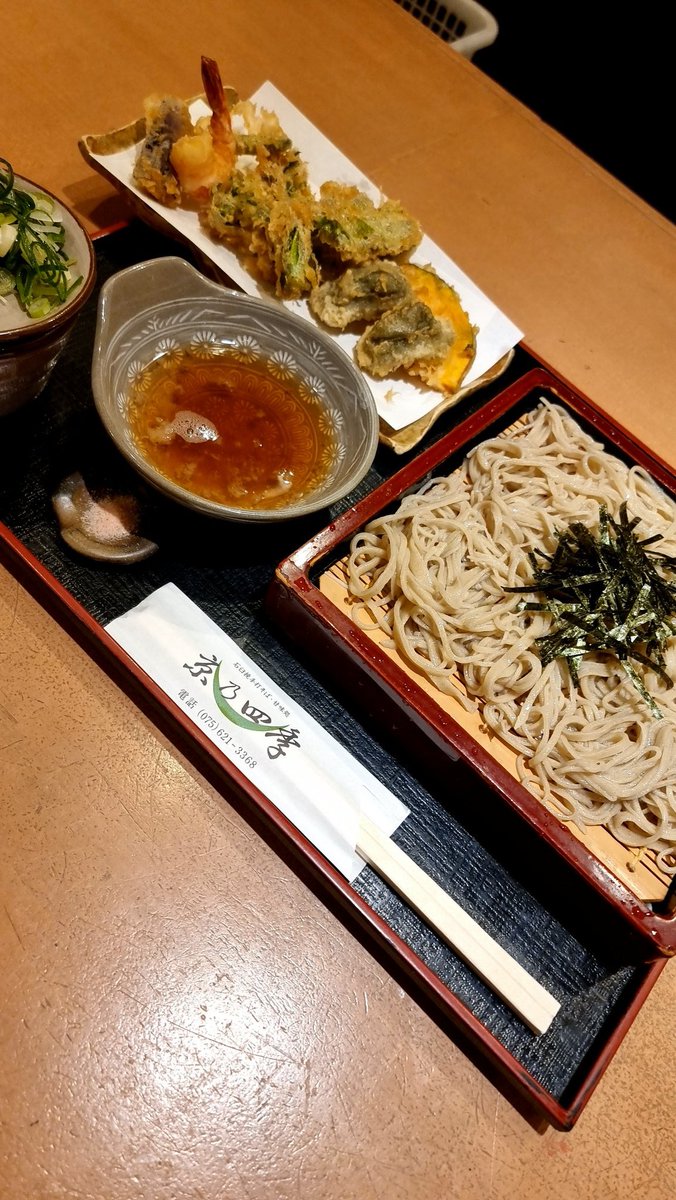 theraphic's tweet photo. 本日のごはん

天ぷら蕎麦と粕汁なり

家で作る天ぷらと全然違うということを再認識した https://t.co/LFR8qNzRHb