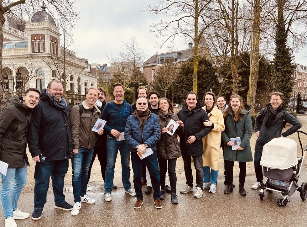 Ook <a href="/MinPres/">Dick Schoof</a> doet deze zondagochtend wat nodig is voor de campagne in het #Vondelpark samen met oa <a href="/MariannePoot/">Marianne Poot</a> Klaas Jeroen Terwal <a href="/ClaireMartens3/">Claire Martens - America</a> en <a href="/VVDAmsterdam/">Amsterdamse VVD</a> #ps2023 #ws2022