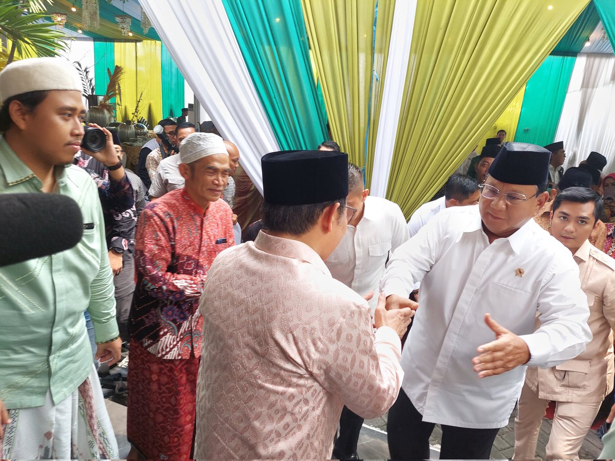 Jazilul_Fawaid's tweet photo. Breaking News: sedang berlangsung pertemuan Prabowo- Gus Muhaimin di kediaman Pengasuh PP Progresif Bumi Sholawat Sidoarjo KH Agoes Ali Masyhuri. Gus Muhaimin didampingi jazilul fawaid, ida fauziyah, hasanuddin wahid, lukmanul khakim, KH Abdus Salam Shohib, KH Yusuf Chudlori https://t.co/LYP74rVx6I