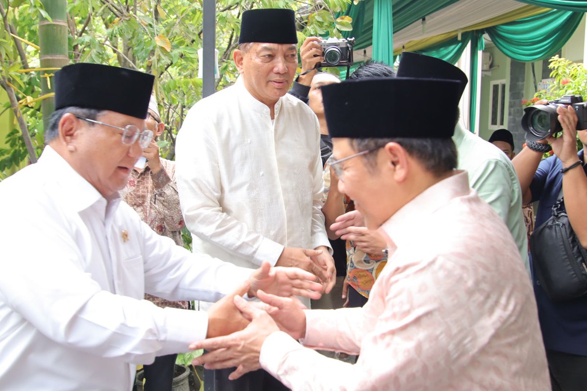 Jazilul_Fawaid's tweet photo. Breaking News: sedang berlangsung pertemuan Prabowo- Gus Muhaimin di kediaman Pengasuh PP Progresif Bumi Sholawat Sidoarjo KH Agoes Ali Masyhuri. Gus Muhaimin didampingi jazilul fawaid, ida fauziyah, hasanuddin wahid, lukmanul khakim, KH Abdus Salam Shohib, KH Yusuf Chudlori https://t.co/LYP74rVx6I