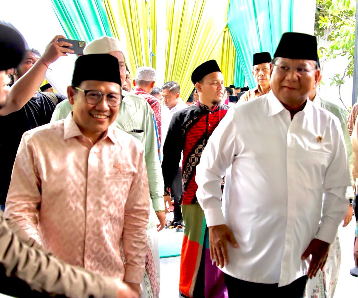 Jazilul_Fawaid's tweet photo. Breaking News: sedang berlangsung pertemuan Prabowo- Gus Muhaimin di kediaman Pengasuh PP Progresif Bumi Sholawat Sidoarjo KH Agoes Ali Masyhuri. Gus Muhaimin didampingi jazilul fawaid, ida fauziyah, hasanuddin wahid, lukmanul khakim, KH Abdus Salam Shohib, KH Yusuf Chudlori https://t.co/LYP74rVx6I