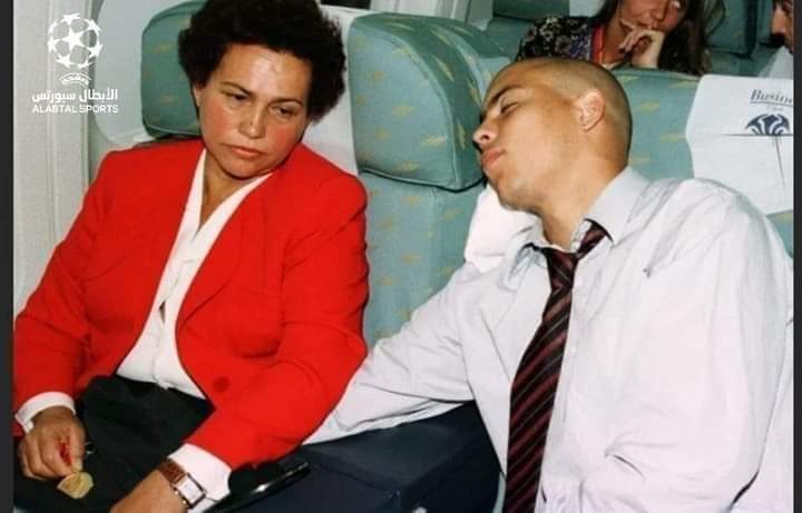 " كنت أسحب أوراق اليانصيب كل أسبوع على أمل الفوز بالجائزة الكبرى، لكن لم يكن لدي أي فكرة أن التذكرة الفائزة كانت موجودة بالمنزل تُحطِم المزهريات في غرفة المعيشة بالكرة "
《والدة الظاهرة 》