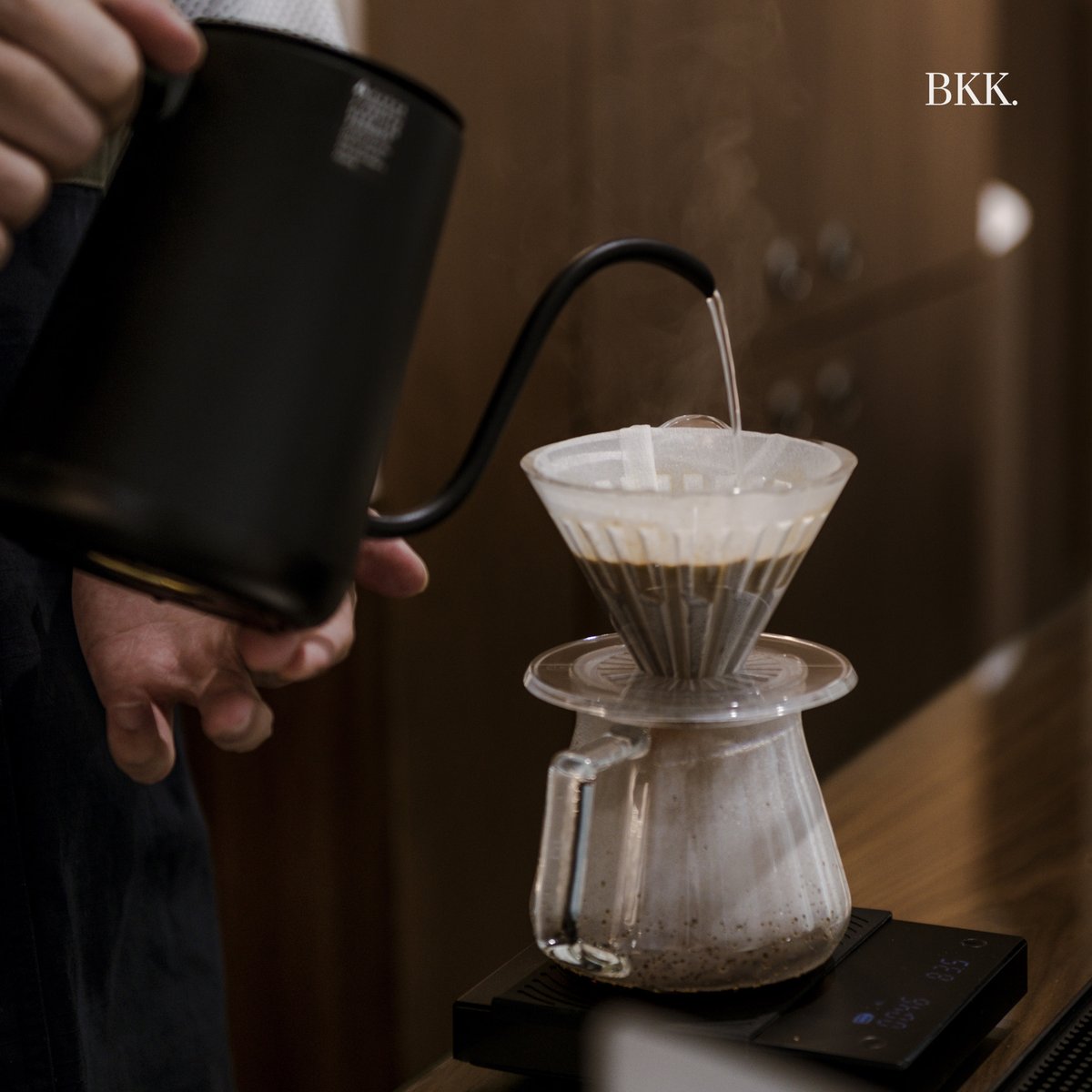 bkkmenu's tweet photo. เปิดโลกกาแฟดริปกับเวิร์คช็อปการดริปกาแฟที่ ‘GUIDA Drip Bar’ พื้นที่ที่เปิดโอกาสให้คอกาแฟมือใหม่ได้เรียนรู้โลกของกาแฟแบบเข้าใจง่าย เอ็นจอยกับการได้สวมบทบาทบาริสต้าและมีสโลว์บาร์เป็นของตัวเอง
.
https://t.co/zPkPMj9FRf
.
#BKKMENU #BKKPLAY #GUIDADripBar #GDB #CoffeeDripWorkshop https://t.co/CjMZgHvLsH
