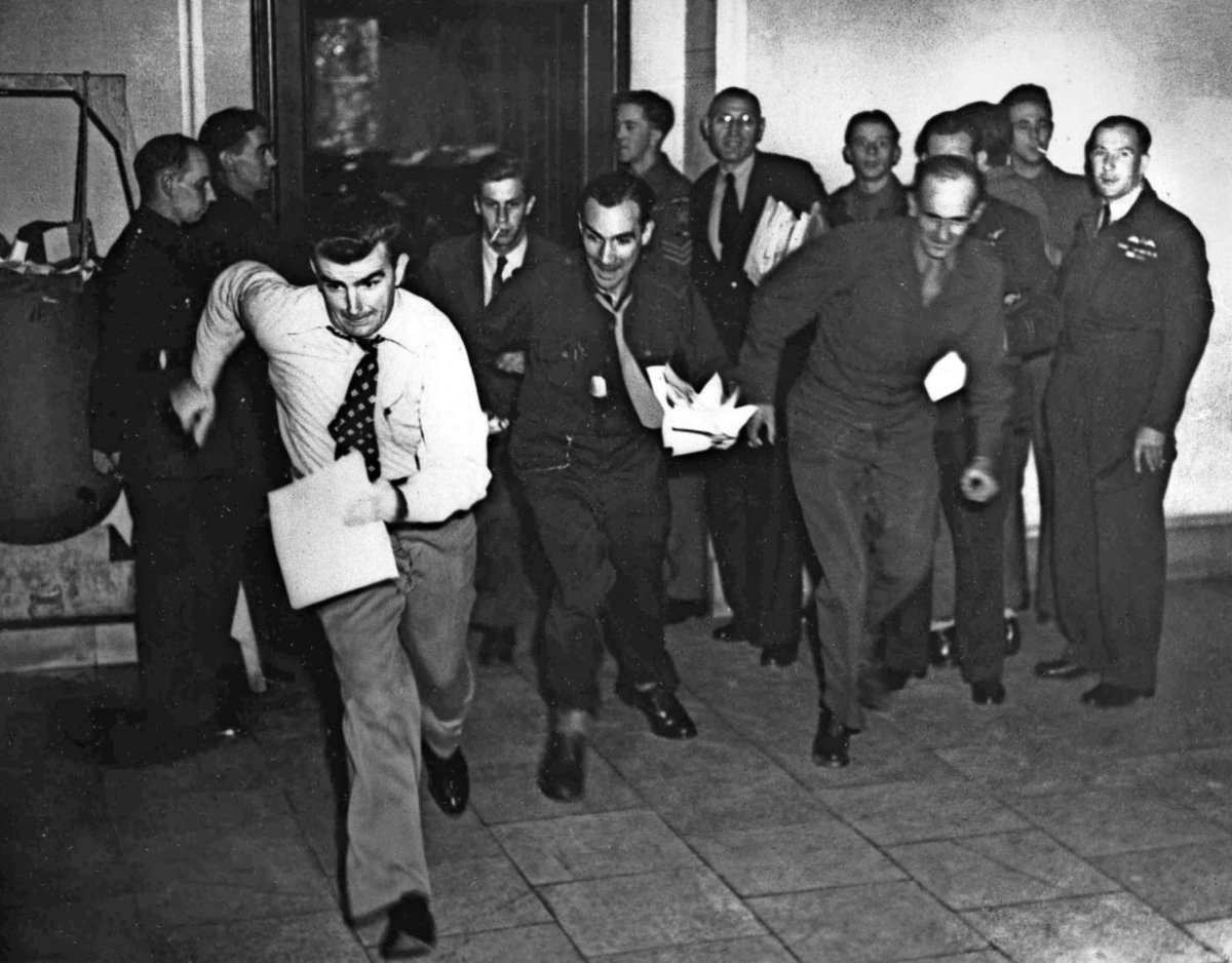 Le journalisme avant internet et le téléphone portable ⬇️

Wes Gallagher (Associated Press) sème ses collègues dans la course au téléphone à l'annonce du verdict du procès de Nuremberg (1946)