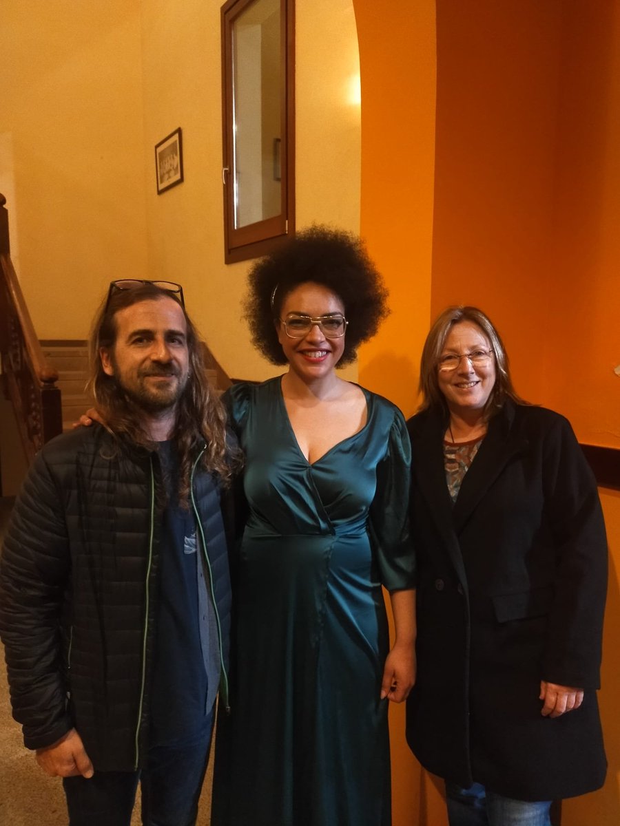Dolors_Castella's tweet photo. Amb el regidor @PoteRod vam gaudir del fantàstic concert de la Yolanda Sikara al @TeatrelaGarriga. "Plomes i Cuplets", un recorregut per les cançons de la Núria Feliu. La veu càlida de la Yolanda va omplir tots els racons del Patronat. Ens va emocionar. #laGarriga #ambTuiperTU https://t.co/AbPkwSomQw
