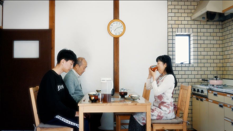 kasa919JI's tweet photo. 『変わらぬ日々』
母、息子、そして祖父。3人の変わらぬ日々......。
緻密に計算されたプロット＆演出が生み出す慟哭。その果てに押し寄せる哀愁。映像集団ブンカモノからの刺客、大江翔監督の“映画愛”が詰まった意欲作。祖父の痴呆を心配する母の顔が忘れられない。
#パルマ短編映画祭 全作品紹介2-3 https://t.co/QDi7gi83ma