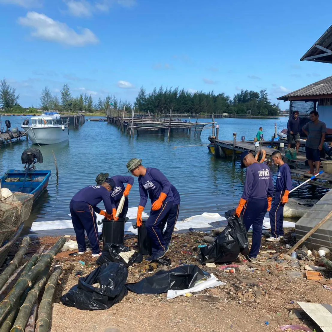 pr_nac2's tweet photo. ในวันที่ 10 - 12 มีนาคม 2566 ทัพเรือภาคที่ 2 ร่วมกับ เทศบาลเมืองสิงหนคร บริษัท ปตท.สผ. เอนเนอร์ยี่ ดีเวลลอปเมนท์ จำกัด คลังปิโตเลียม ปตท. สงขลา กรมเจ้าท่า และหน่วยงานที่เกี่ยวข้อง ลงพื้นที่ร่วมกันขจัดคราบน้ำมัน บริเวณท่าเทียบเรือน้ำลึก
 อ.สิงหนคร จ.สงขลา 
#ทัพเรือภาคที่๒ https://t.co/HASDF5TLEj