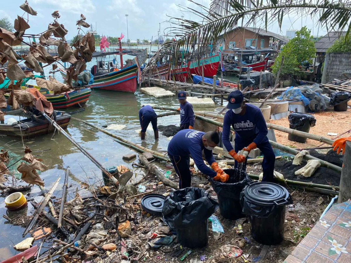pr_nac2's tweet photo. ในวันที่ 10 - 12 มีนาคม 2566 ทัพเรือภาคที่ 2 ร่วมกับ เทศบาลเมืองสิงหนคร บริษัท ปตท.สผ. เอนเนอร์ยี่ ดีเวลลอปเมนท์ จำกัด คลังปิโตเลียม ปตท. สงขลา กรมเจ้าท่า และหน่วยงานที่เกี่ยวข้อง ลงพื้นที่ร่วมกันขจัดคราบน้ำมัน บริเวณท่าเทียบเรือน้ำลึก
 อ.สิงหนคร จ.สงขลา 
#ทัพเรือภาคที่๒ https://t.co/HASDF5TLEj