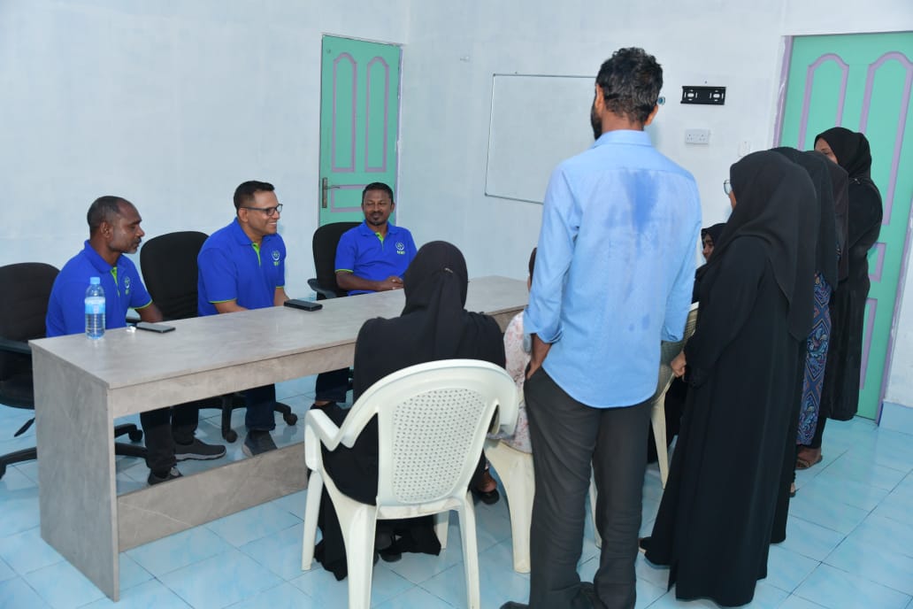 MNP_Secretariat's tweet photo. ގުރައިދޫ ދާއިރާގެ ރައްޔިތުންގެ މަޖިލީހުގެ ގޮނޑިޔަށް  އެމްއެންޕީއިން ކަނޑައަޅާފައިވާ ކެންޑިޑޭޓް އަލީ އަރީފް ތައާރަފް ކުރުމައްޓަކައި މިއަދު ކ.ގުޅިއަށް ކުރެށްވި ދަތުރުގައި ކ.ގުޅި އަންހެން ވޮލީ ޓީމާއި އާއި ބައްދަލު ކުރެއްވުމުގެ ތެރެއިން
#FudhuntheriDhaairaaAkah
#ފުދުންތެރިދާއިރާއަކަށް