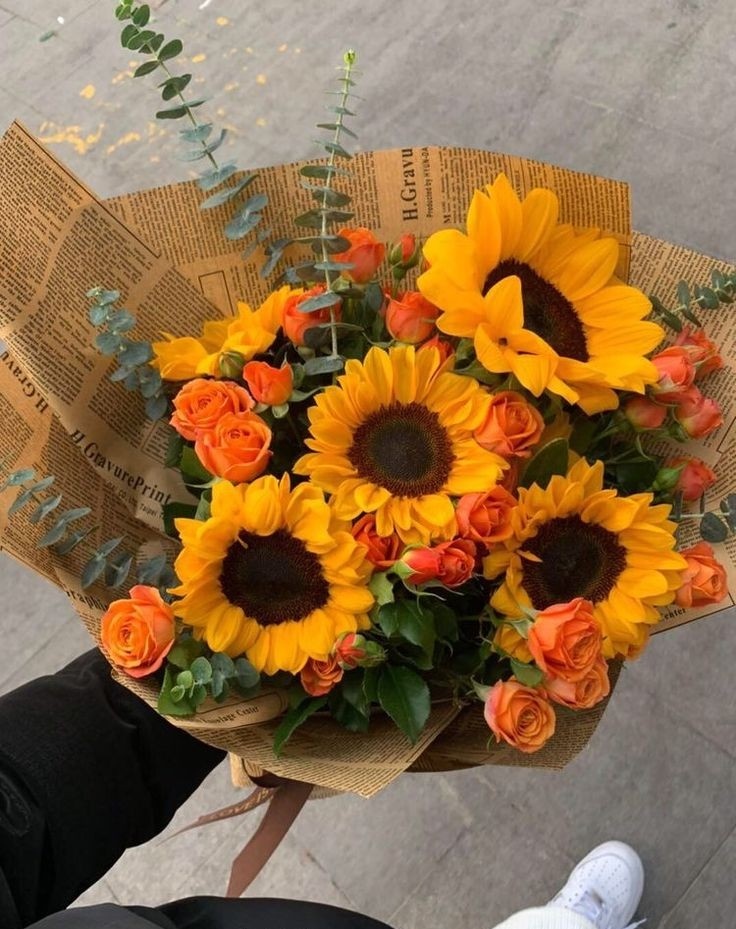 luckyflorals's tweet photo. sunflowers with pink roses🌻 https://t.co/h8NUvaeHZ4