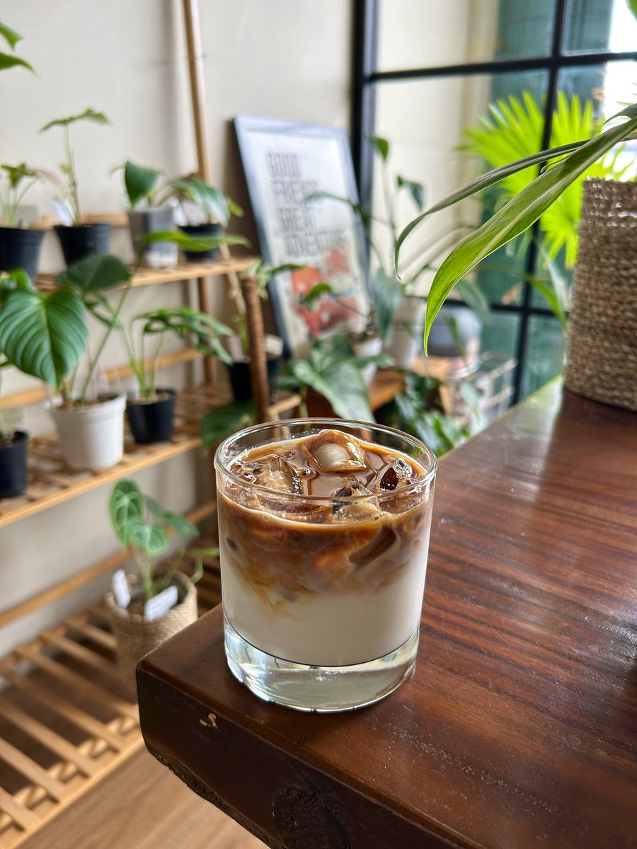 Nichocho's tweet photo. Look like the same white, but actually it’s a white nut. Ice white with intense of nuttiness 😋🥜 #PunguCoffee https://t.co/RSiWxTRYEL