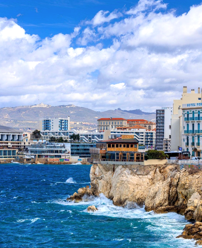 Le ciel est ennuagé, la mer est agitée mais à Marseille le printemps va bientôt pointer le bout de son nez ☀

📸 @elias_bgn