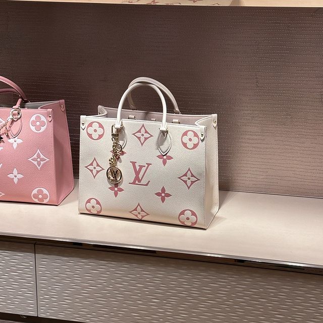 irisjoa's tweet photo. お金を稼いだら必ず自分に賞をあげなければならない。💫👜👜
#lvバッグ
#包装
#リュックサック
#包丁
#バッグの組み合わせ #バッグの内容
#lvcapucines https://t.co/2VDk9qgToA