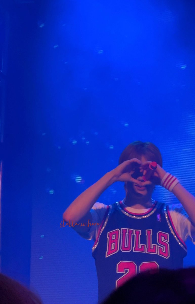 stella_w_here_'s tweet photo. · 1/5 
#KangDaniel #FirstParadeinChicago 
@konnect_danielk https://t.co/rotQ76ouqF