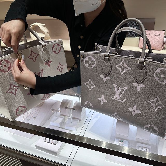 irisjoa's tweet photo. お金を稼いだら必ず自分に賞をあげなければならない。💫👜👜
#lvバッグ
#包装
#リュックサック
#包丁
#バッグの組み合わせ #バッグの内容
#lvcapucines https://t.co/2VDk9qgToA