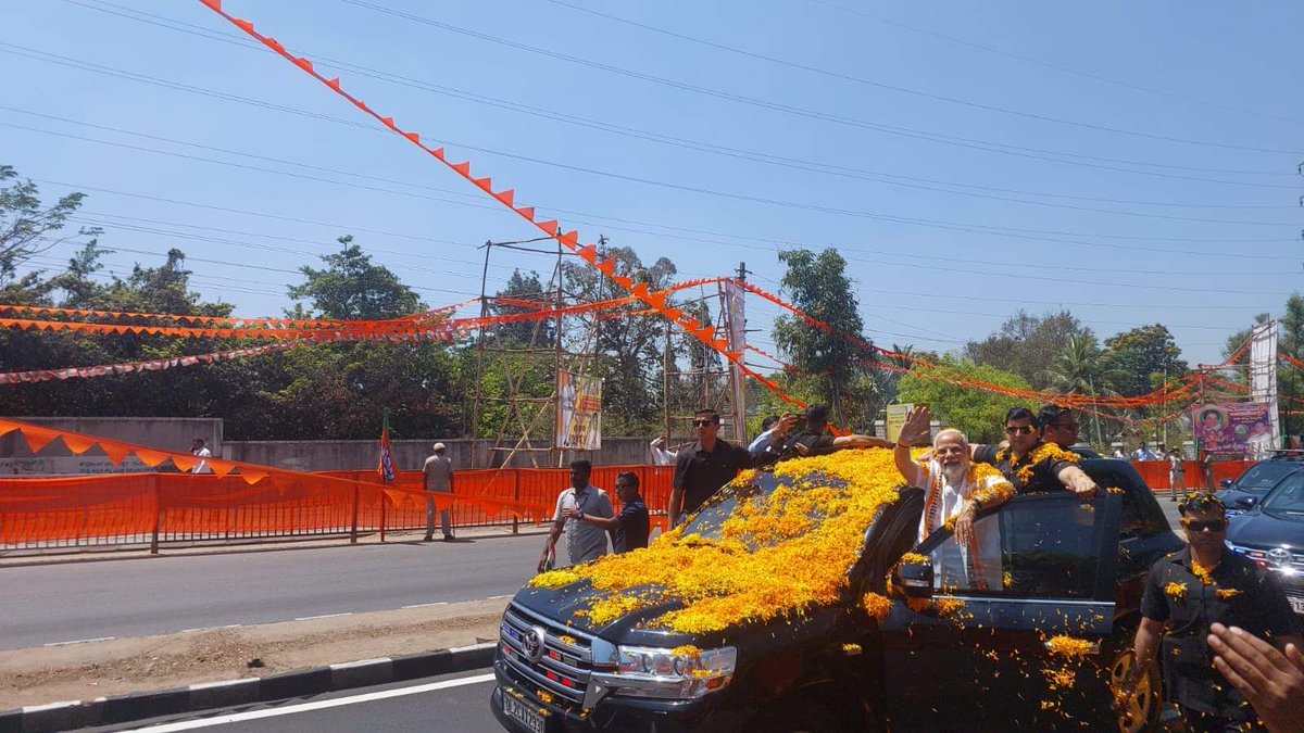 DEEPUVAJRAMUNI's tweet photo. ಭ್ರಷ್ಟ ಬಿಜೆಪಿ ಸರ್ಕಾರ ತಲೆಗೆ ಸಾವಿರ ಕೊಟ್ಟು ಜನರನ್ನು ಕರೆದರೂ ಕೂಡ ಮೋದಿ ರ್ಯಾಲಿಗೆ ಜನ ಸೇರಲೇ ಇಲ್ಲ..

ಮಂಡ್ಯದವರು ನಿಜಕ್ಕೂ ಸ್ವಾಭಿಮಾನಿಗಳು..👍

#BjpPolitics #Bjplies #BjpLootsIndia https://t.co/jfbsvUOvjZ