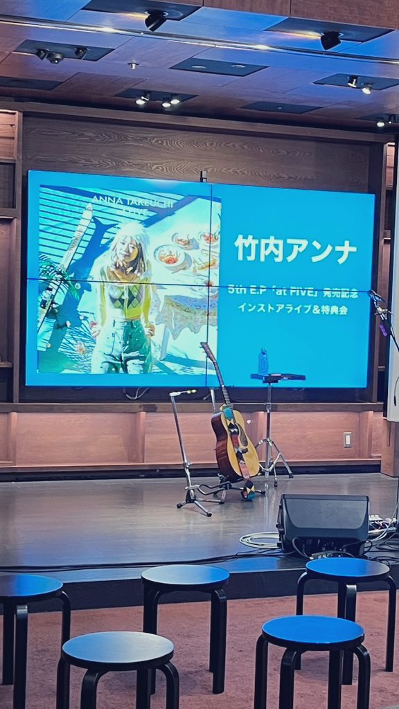 TSUTAYA_TOKAI's tweet photo. ／
竹内アンナさん＆スタッフの皆様
お集まり頂いた皆様に感謝🙌
＼

3/4@名古屋みなと蔦屋書店
3/12@梅田蔦屋書店
5th E.P「#at_FIVE」発売記念
インストアライブ&amp;特典会
ありがとうございました！

イベントが開催できて本当に良かったです✨
また是非！

#竹内アンナ さん #at_FIVE https://t.co/HR5hvELzNM
