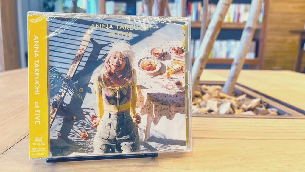 TSUTAYA_TOKAI's tweet photo. ／
竹内アンナさん＆スタッフの皆様
お集まり頂いた皆様に感謝🙌
＼

3/4@名古屋みなと蔦屋書店
3/12@梅田蔦屋書店
5th E.P「#at_FIVE」発売記念
インストアライブ&amp;特典会
ありがとうございました！

イベントが開催できて本当に良かったです✨
また是非！

#竹内アンナ さん #at_FIVE https://t.co/HR5hvELzNM