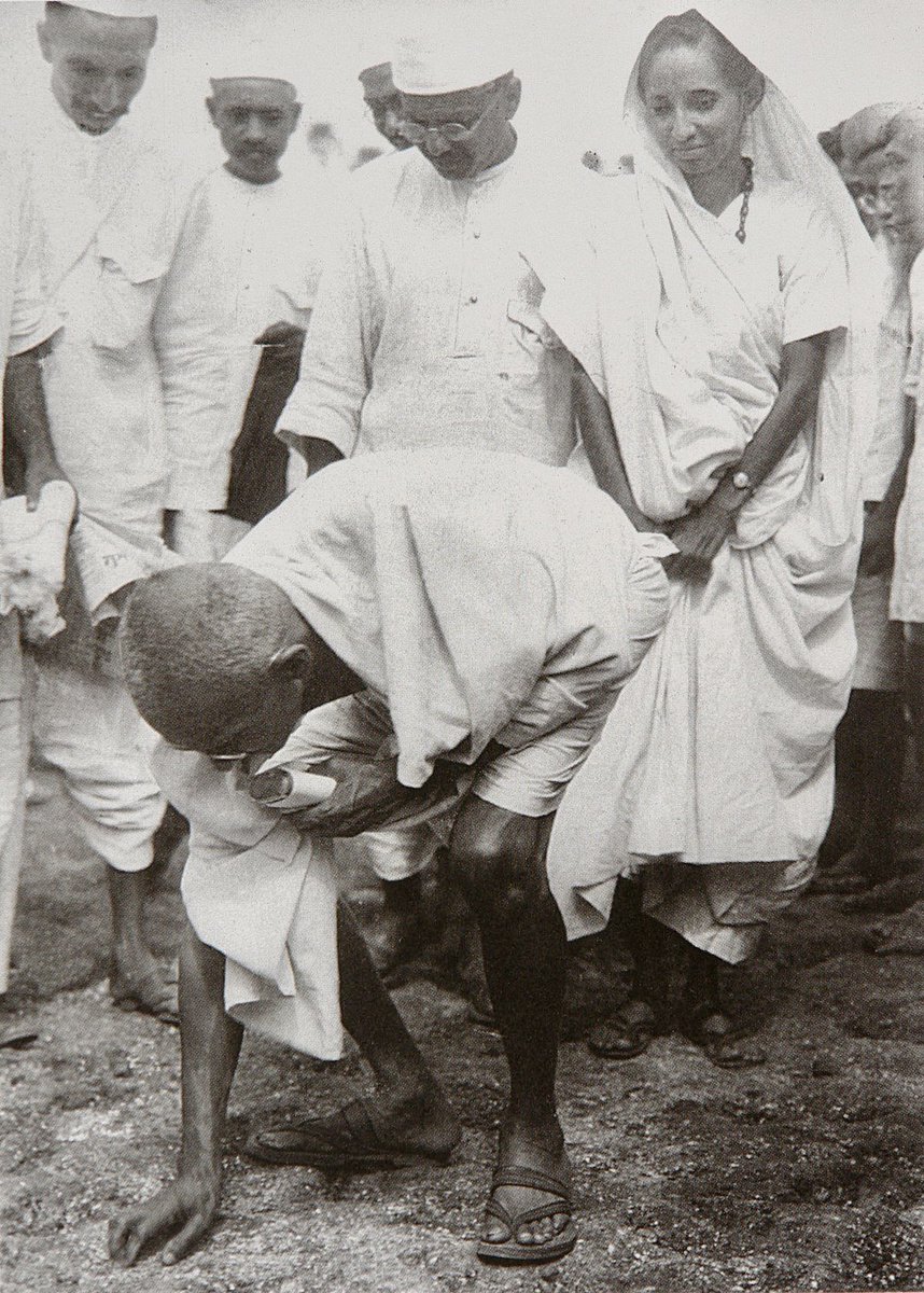 bhushankpatil12's tweet photo. ९३ वर्षों पहले मुठ्ठीभर नमक हाथों में लेकर अंग्रेज़ी हुकूमत से आज़ादी दिलानेवाली #DaandiYatra की शुरुआत आज ही के दिन महात्मा गांधी जी के नेतृत्व में की गई थी।
दांडी यात्रा के वर्षगांठ पर गांधीजी और उनसे जुड़े तमाम शूर स्वतंत्रता सेनानियों को कोटि कोटि नमन!🙏 https://t.co/Uzr7T3ZQgT