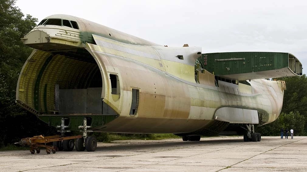 OnAviation's tweet photo. Esta es una de las últimas imágenes de la segunda unidad del #AN225, la unidad que nunca llegó a ser terminada tras fracasar el acuerdo con China y al no prosperar el interés de Turquía. Ahora, según el director general de Antonov Yevhen Havrylov, se está reconstruyendo el "Mriya" en una ubicación secreta, utilizando las piezas que se han podido recuperar de la unidad destruida por los rusos y piezas nuevas. Según el CEO, a finales de noviembre de 2022, el progreso era de un 30%.

📸 Unknown