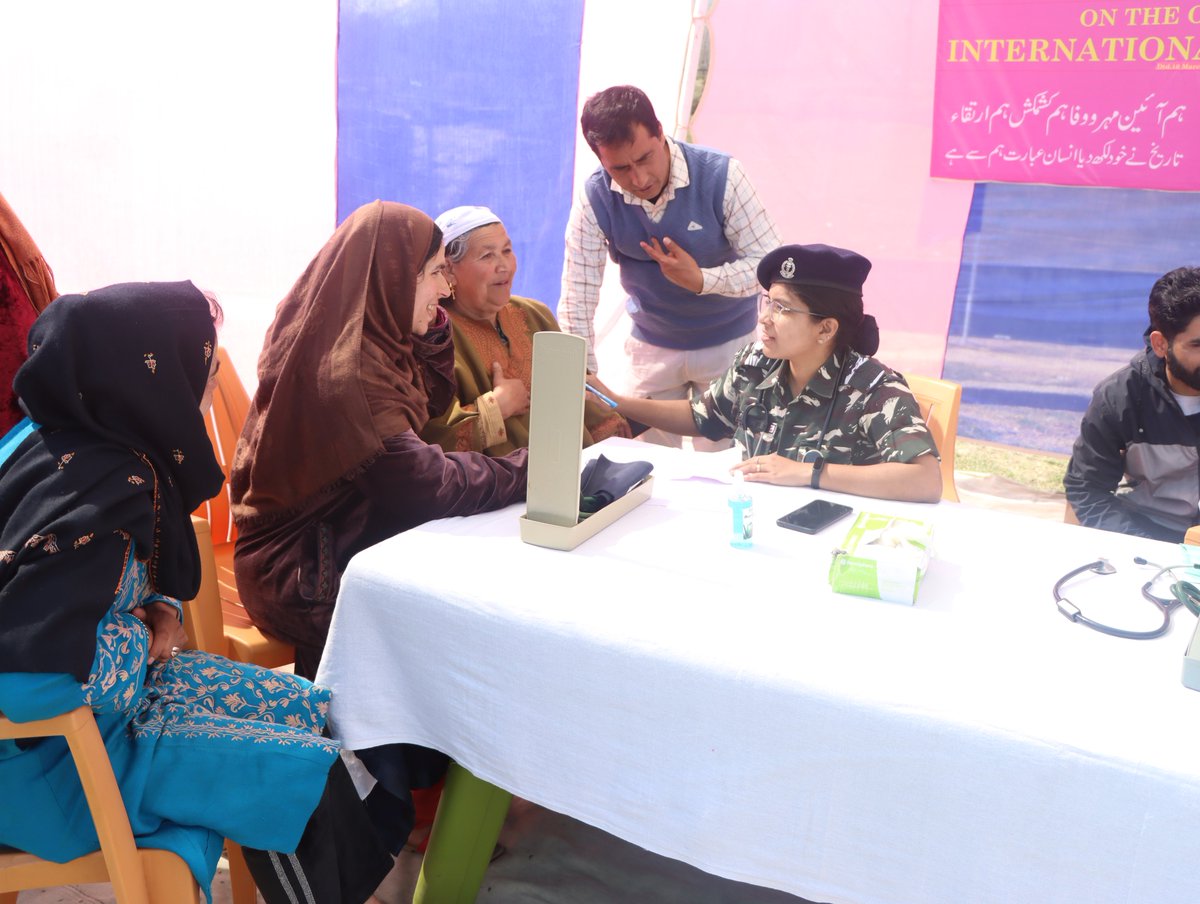 KOSCRPF's tweet photo. Healthcare for all....
163 Bn #CRPF organized a free medical camp, bringing healthcare services to the doorstep of the common public of #Qazigund.
@crpfindia doctors provided free consultations and medicines, benefiting many elderly and women in the community.
@MSBhatiaIPS https://t.co/yGOkZE3i2A