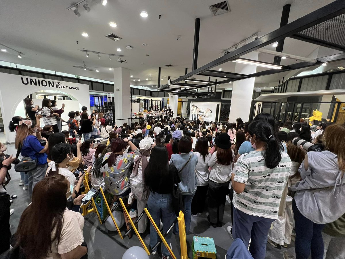 fm91trafficpro's tweet photo. ที่นี่คนเยอะมาก! การจราจรแน่น

เนื่องด้วยขณะนี้ศูนย์การค้ายูเนี่ยน มอลล์ มีจำนวนลูกค้าที่มาใช้บริการภายในศูนย์ฯ ค่อนข้างมาก
เพื่อความสะดวกสบาย ขอแนะนำให้เดินทางด้วยรถโดยสาร สาธารณะ 
📍BTS ห้าแยกลาดพร้าว
📍MRT พหลโยธิน Cr.ยูเนี่ยน มอลล์ - Union mall https://t.co/3aMiquFIyH