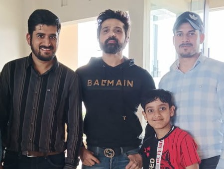 AmitBhat11's tweet photo. #himeshreshammiya
#Brothers ❤️
#MataVaishnoDevi
#Katra
#JaiMataDi 🙏
#himesh https://t.co/YR1i4JNWvW