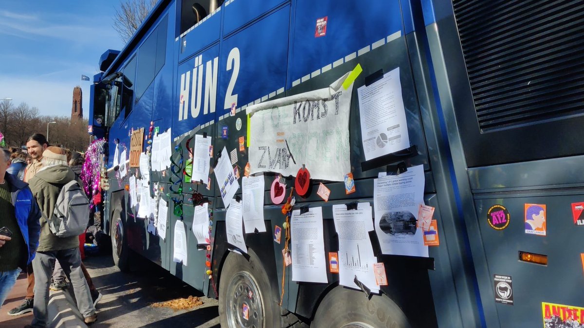 kim_kahn's tweet photo. Best wel knap van die ene persoon dat die al deze stickers & leuzen op die sneue waterkanons heeft geplakt… BELEDIGING? Weet je wat een BELEDIGING is @politiedenhaag ? De inzet van Duits materieel in de Hofstad! Dat is toch sinds 1945 niet meer aan de orde geweest. #protestrecht https://t.co/pnTTk15wc4